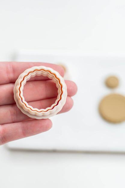 Scalloped Circle Bordered Cutter